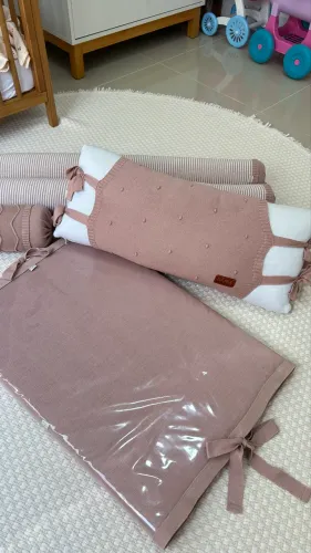 Kit berço + trocador em tricô rosê