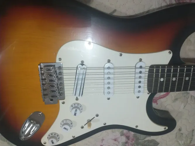 Ótima guitarra Memphis já regulada com blindagem.