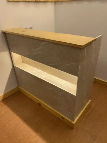 Vendo lindo balcão de madeira para loja.