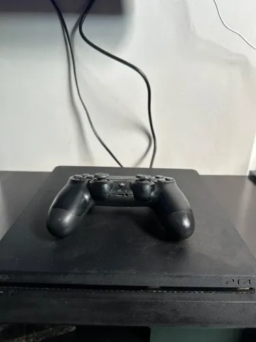 PS4 slim - 1TB usado + 1 controle original - Pequeno drift no analógico direito