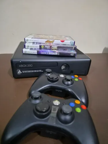 Xbox 360 Slim + Kinect + 2 Controles - Completo em ótimo estado!