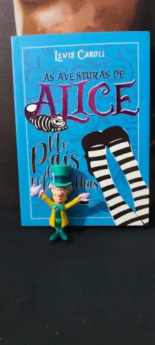 Livro Alice no País das Maravilhas + Boneco Chapeleiro Maluco 9 cm