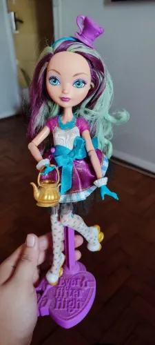 Boneca ever after higth Madeline hetter