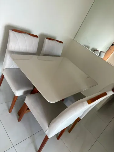 Mesa com 4 cadeiras
