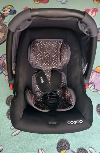 Bebê conforto em estado de novo com duas opções de acolchoado masculino e feminino.