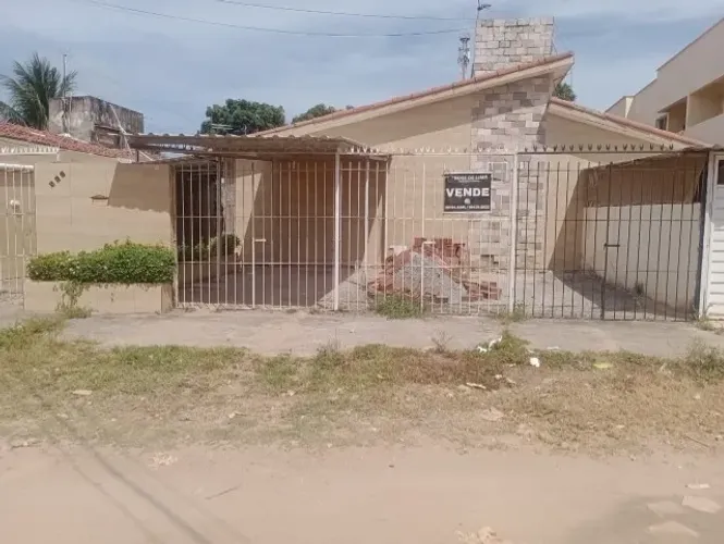 CASA DE PRIVE EM PAU AMARELO,3 QUARTOS PRÓX. AVENIDA COSTA AZUL EM BOM ESTADO ACEITO CAIXA