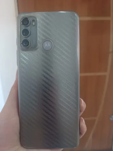 Vendo Moto G60 na cor prata, com 128GB de armazenamento e 4GB de RAM