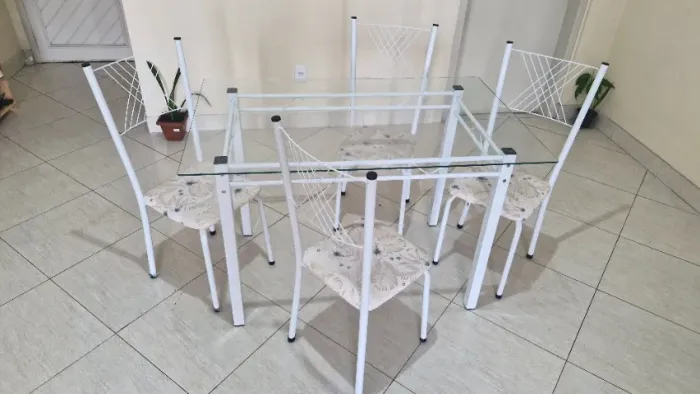 Mesa com 4 cadeiras