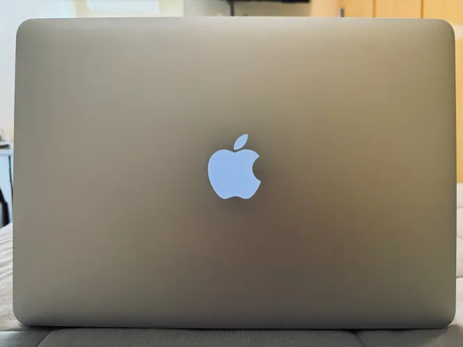 Macbook Air SSD 500G , dial core i7 , 8 G Ram