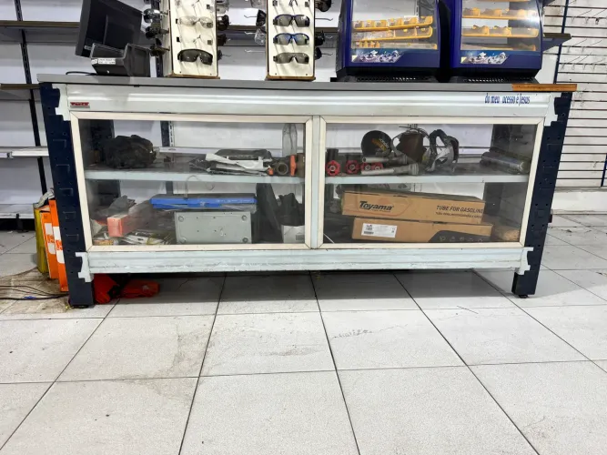 Balcao metalico com vidro