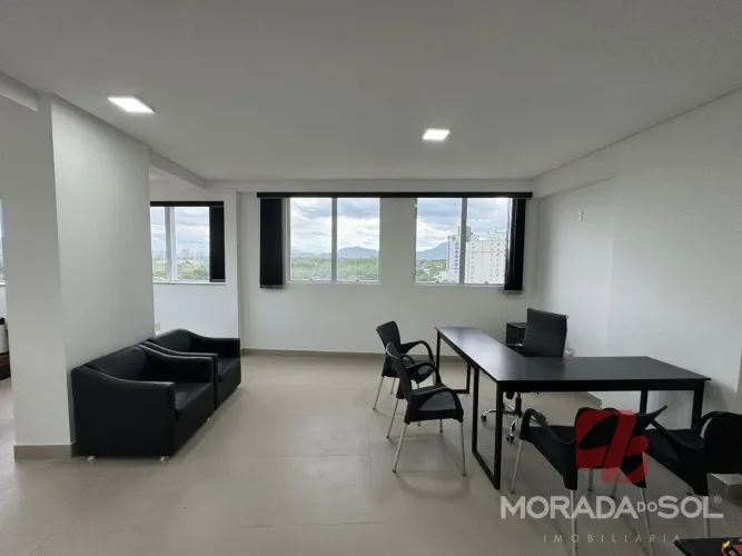 Sala Comercial com 02 Banheiros na Meia Praia - Itapema/SC