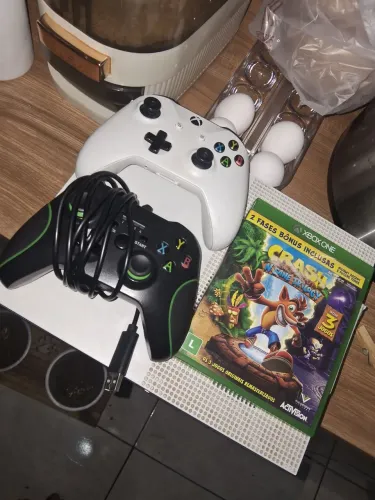 XBOX ONE S, ACOMPANHA UM JOGO MIDIA FISICA E 2 CONTROLES