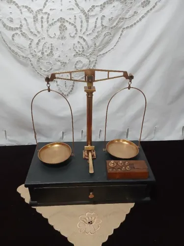 Antiga Balança De Farmacia De Metal Dourado Com Pesos