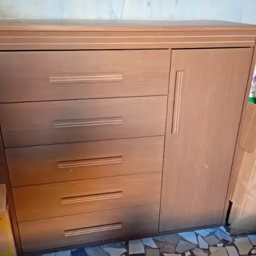 Cômoda grande ripada com 5 gavetas espaçosas uma sapateira com 3 divisórias.