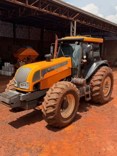 TRATOR AGRÍCOLA