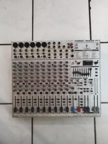 Mesa de som Behringer UB1832 pro