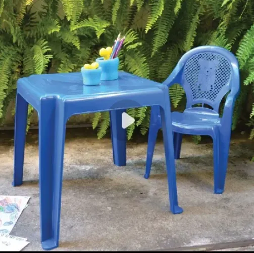 Mesa infantil azul com 1 cadeira