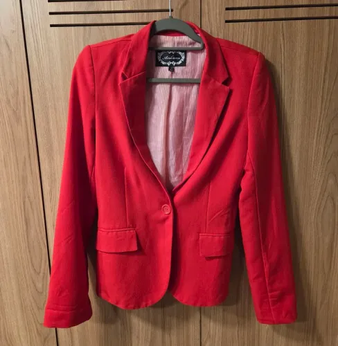 Blazer vermelho tamanho M<br>Retirar no bairro Bigorilho. <br>Mais fotos n