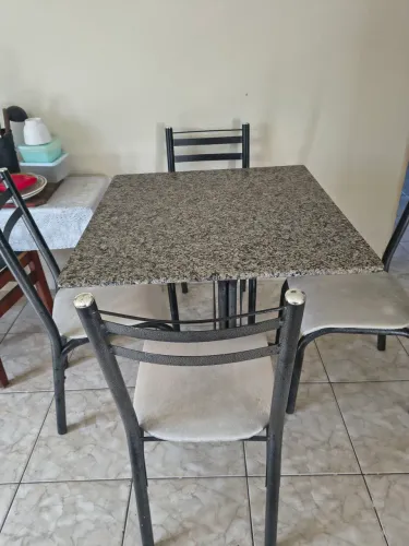 Vendo mesa 4 cadeiras