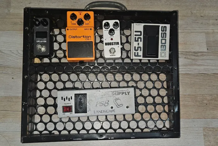 Pedalboard Rústica 40x33 com materiais recicláveis.