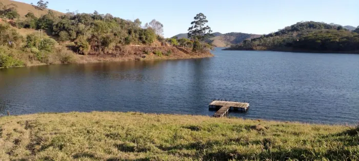 Linda fazenda a venda as margens da represa ideal para turismo e haras FA0035.