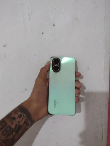 Estou vendendo um celular realme c67 256 de memória 8 de RAM excelente conservado