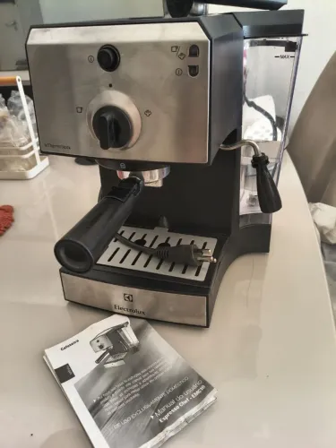 Cafeteira expresso Eletrolux, com aerador de leite, capuccino etc