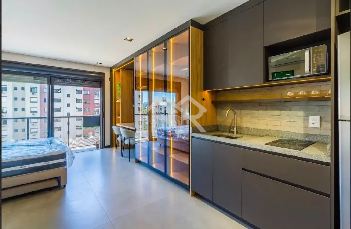 Studio com sacada mobiliado para alugar no bairro Cidade Baixa em Porto Alegre