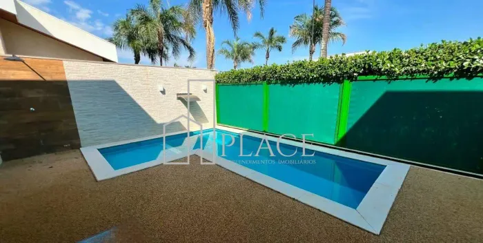 Casa à Venda com 3 Suítes s/ 1 Master e com Piscina no Condomínio Costa do Ipê