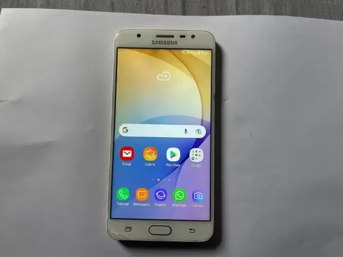 Smartphone Samsung Galaxy J7 Por R$ 150,00