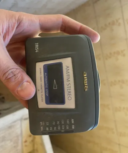 toca-fitas portátil AM/FM estéreo da marca Aiwa, modelo TA154