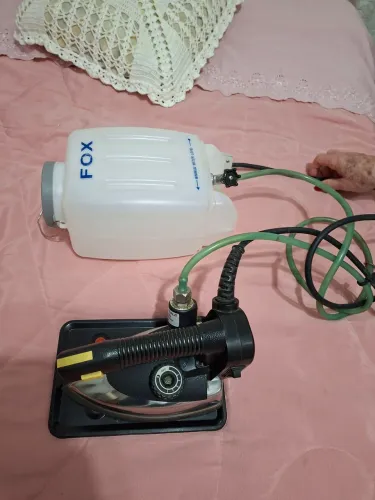 Ferro de Passar Roupas Profissional/Industrial à Vapor Gravitacional, da marca Fox