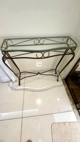 Aparador de ferro com vidro bizotado