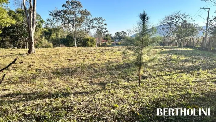 Terreno com 5.785 m², predominantemente plano, próximo ao Centro de Penedo/RJ.