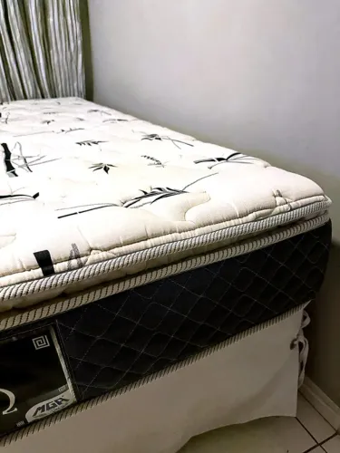 Cama box casal com colchão Netuno + Box c/ saia Zelo