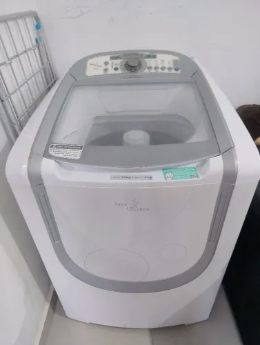 Vendo máquina lavar Eletrolux 12kilos ,tem a função lavar mais não está funcionando