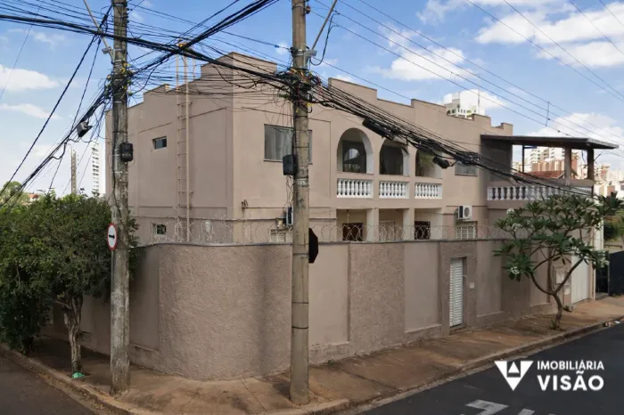 CASA À VENDA, 03 QUARTOS, 02 SUÍTES, 02 VAGAS NO BAIRRO MERCÊS