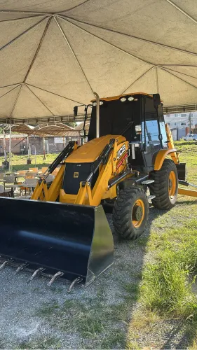 Especializado em Instalação de películas altomotivas em máquinas agrícolas 