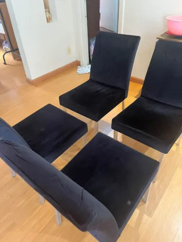Vendo um jogo de 4 cadeiras. O tecido preto de camurça. Está em bom estado de conservação.
