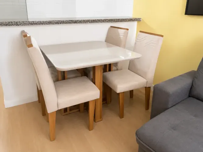 Mesa de jantar quadrada + Cadeiras