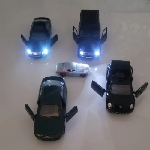 Miniaturas Audi, Mercedes E New Beattle Escala 1:36 (13cm)