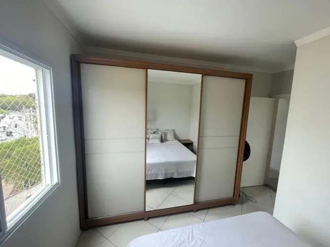 Armário três portas com espelho