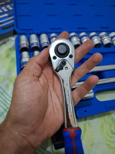 JOGO DE SOQUETES COM CHAVE DE CATRACA REVERSÍVEL