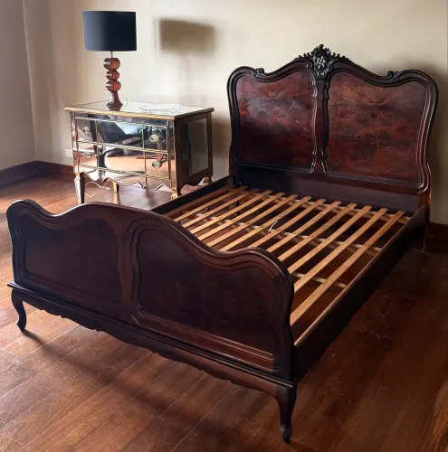 Cama clássica de casal