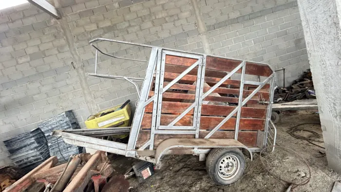 Reboque de cavalo, atenção não é emplacado, tem que refazer o fundo.