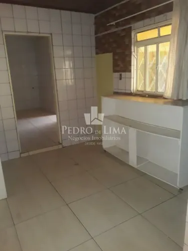 Casa térrea á venda, conta com 1 dormitório, com salão comercial na Ponte Rasa