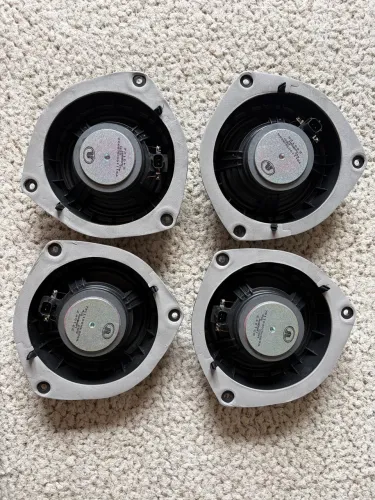 4 alto-falantes originais retirados do GWM Haval H6 HEV 2025.