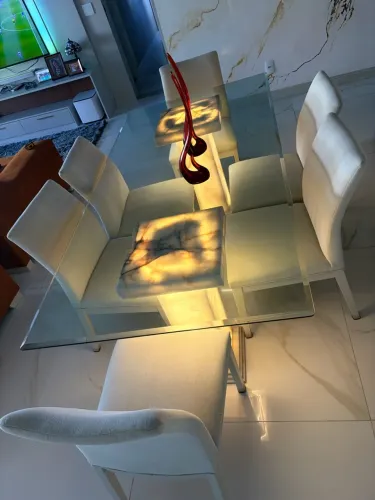 Mesa com base em ONIX com led e cadeiras