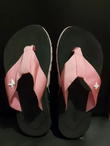 Chinelo Kenner Preta com Detalhes Rosa