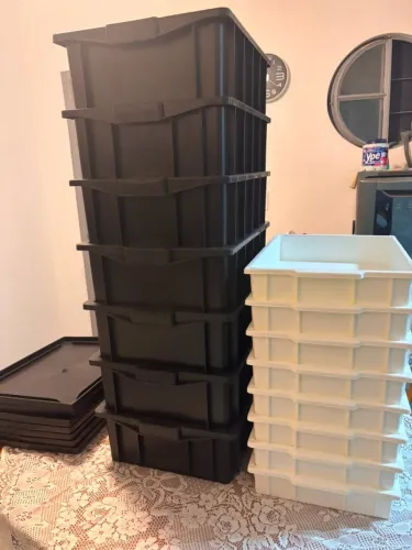 Kit com 16 Bandejas Plásticas para Alimentos - 8 de 15 Litros + 8 de 7 Litros